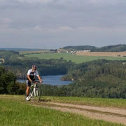 Radfahrer an der Weidatalsperre