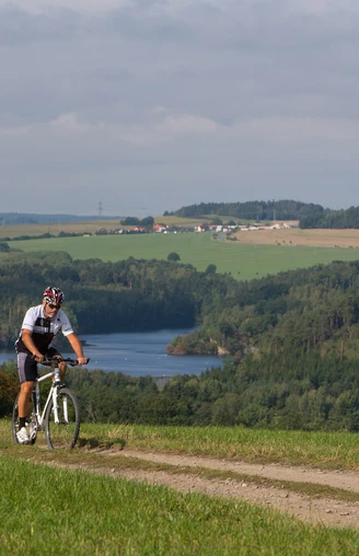 Radfahrer an der Weidatalsperre