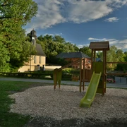 Spielplatz Leitlitz - im Hintergrund die Kirche