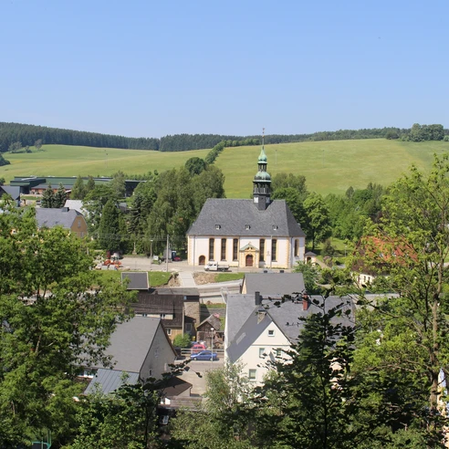 Die ev.-luth. Kirche vom Bimmelbahnerlebnispfad aus gesehen.