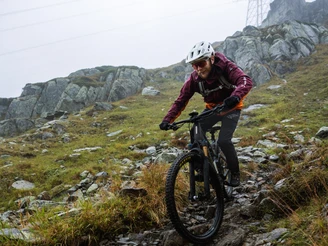 Abwechslungsreicher und spektakulärer Mountainbiketrail vom Nufenenpass nach Ulrichen.