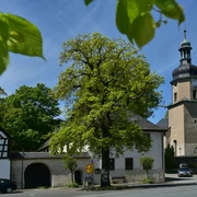 Dorfensemble mit Pfarrhof und Kirche