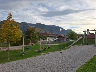 Spielplatz Eschenlohe Seilbahn, Balancierstangen und Schaukeln