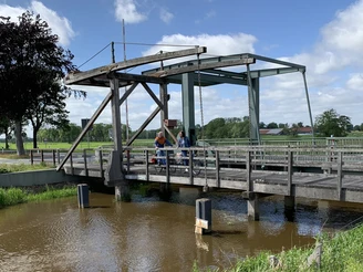 Radfahrer auf Klappbrücke