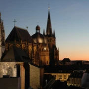 Aachener Dom Der beleuchtete Aachener Dom ragt majestätisch in den Abendhimmel.