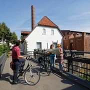 Radwanderer vor dem Tuchmacher Museum in Bramsche