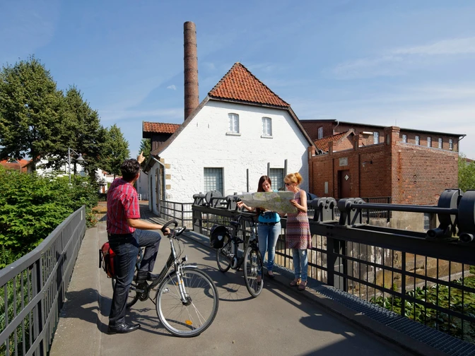Radwanderer vor dem Tuchmacher Museum in Bramsche