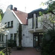 Haus des Gastes Hörste Das Bild zeigt das Haus des Gastes in Hörste mit einer einladenden Fassade und üppiger Begrünung.