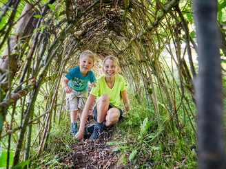Unterwegs im Bärgmandlidorf – einem Labyrinth aus Weidentunneln