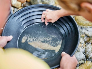 Goldwaschen mit Gsto Unternährer im Napfgebiet