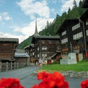 Dorfplatz Niederwald mit Statue Cäsar Ritz