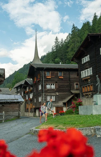 Dorfplatz Niederwald mit Statue Cäsar Ritz