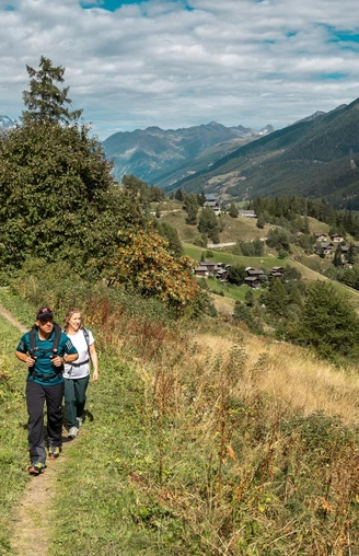 Wandern entlang des Gommer Höhenwegs