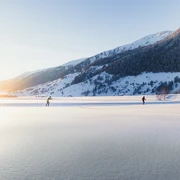 Langlaufen im warmen Abendlicht