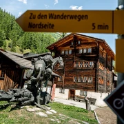 Unterwegs im Bergdorf Geschinen mit Baschi-Denkmal