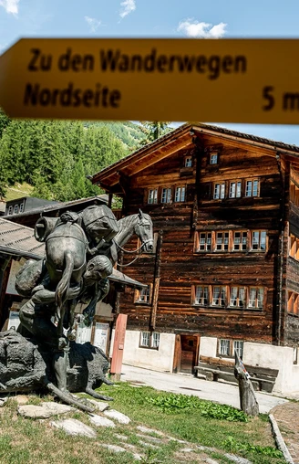 Unterwegs im Bergdorf Geschinen mit Baschi-Denkmal