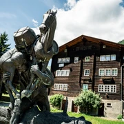 Baschi-Denkmal im Bergdorf Geschinen