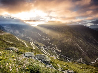 Sonnenaufgang am Grimselpass mit Blick zum Rhonegletscher und Furkapass