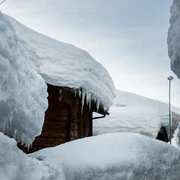 Verschneiter Dorfkern Oberwald