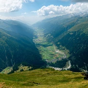 Weitreichender Talblick aus Goms vom Kreuz aus