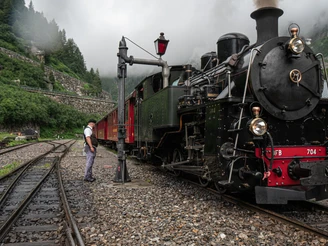 Dampflokomotive mit Lokführer kurz vor der Abfahrt