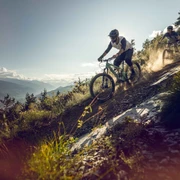 Mountainbiker auf der Abfahrt von Varen, Flottuwald