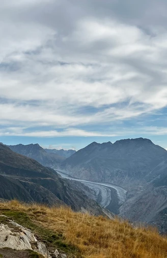 Tyndall Denkmal mit dem Aletschgletscher im Hintergrund