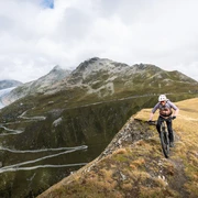 Abfahrt mit Rhonegletscher und Furkapassstrasse im Hintergrund.