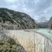 Staumauer / Stausee Gibidum