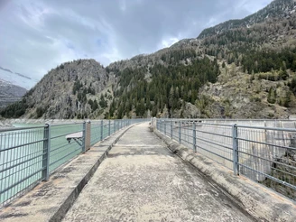 auf der Staumauer Gibidum