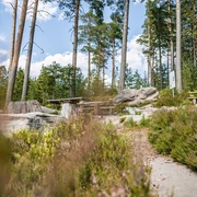 Sitzgelegenheiten rund um den Priorstein