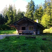 Abendwieshütte mit Grillstelle und WC