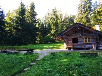 Abendwieshütte mit Grillstelle und WC