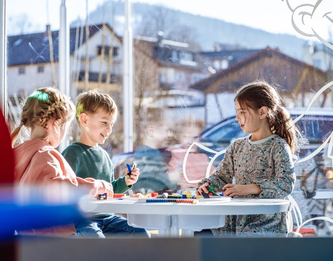 Kinder spielen in Murgels Spielhaus