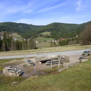 Rastplatz mit Weinbrunnen - Blick auf Schwarzenberg