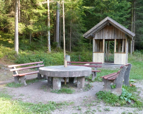 Sitzgruppe bei der Grillstelle am Schützenhaus Obertal