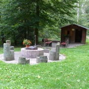 Gemütlich ums Feuer sitzen lässt sich es bei der Grillstelle Tauchert.