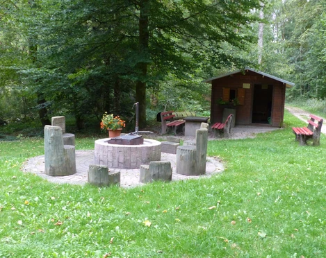 Gemütlich ums Feuer sitzen lässt sich es bei der Grillstelle Tauchert.