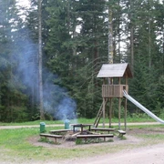 Der Spielplatz Hüttenteich mit Grillstelle