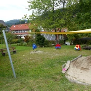 Tolle Sandburgen kann man auf dem Spielplatz in Huzenbach bauen.