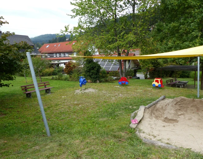 Tolle Sandburgen kann man auf dem Spielplatz in Huzenbach bauen.