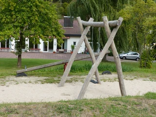Schaukel und Rutsche auf dem Spielplatz in Huzenbach