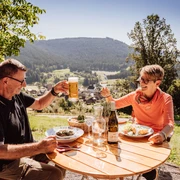 Ein Paar sitzt auf der Terrasse
