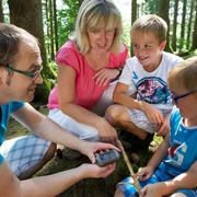 Familie auf Schatzsuche