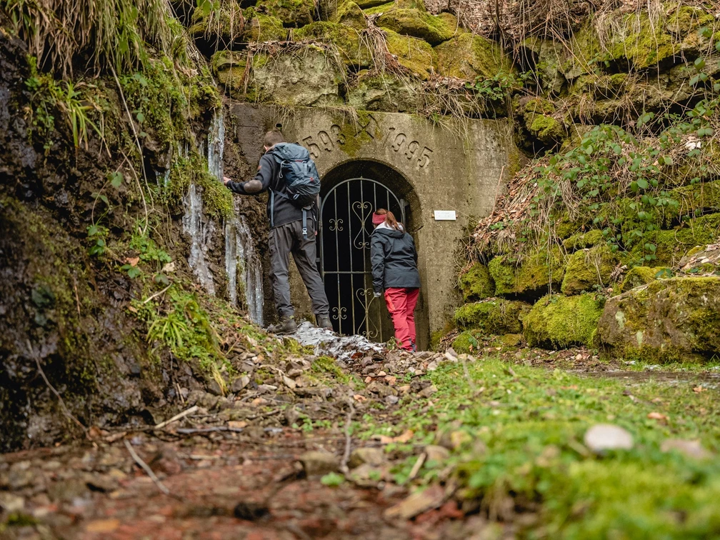 Zwei Personen stehen vor der Grube Sophia in Friedrichstal