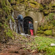 Zwei Personen stehen vor der Grube Sophia in Friedrichstal