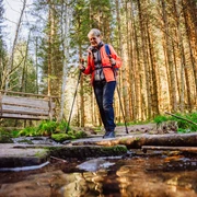 Eine Frau wandert im Sankenbachtal