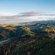 Ausblick auf die herbstlich vielfältige Nationalparkregion Schwarzwald