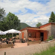Die Schankhütte von außen mit Terrasse