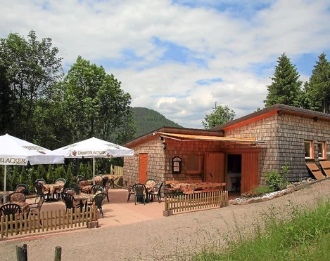 Die Schankhütte von außen mit Terrasse